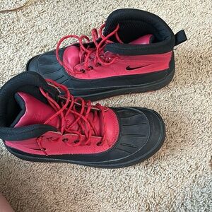 Size 7 YOUTH lightly used Nike ACG boots